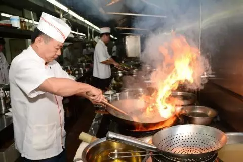 ( 图片:厨师在高温炉灶边烹饪 郑楚藩 摄)农民天冷天热,农民都守着一