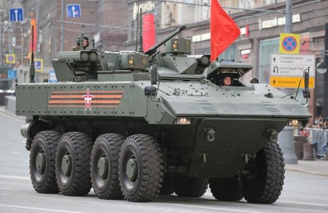 俄罗斯新型轮式步兵战车为何装旧炮塔?只因为陆军规模