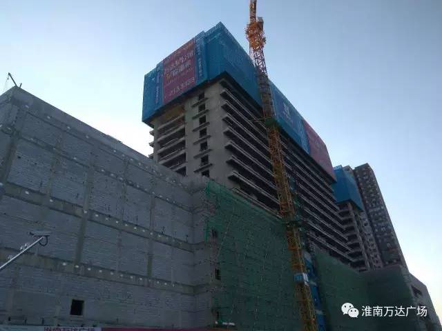 淮南万达广场的工地现场上 艳阳高照下的钢筋水泥坚固挺然 建筑工人毫