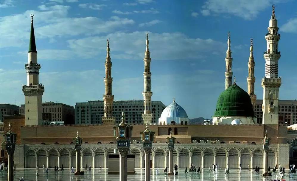 6326万平方米,可容纳100万人,成为全世界最大的清真寺之一.