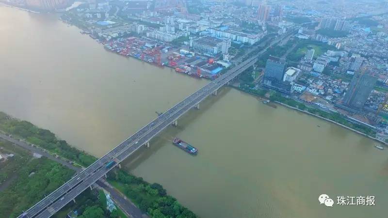 德胜河南岸附近有广珠城轨容桂站,顺德学院站,1钟可达广州南站.