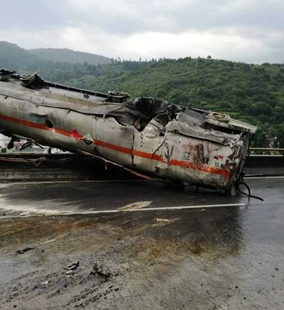 8月23日19点左右,昆石高速清水沟发生4车相撞交通事故,造成5人死亡1人