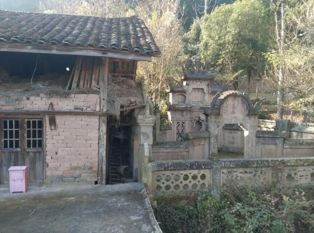 最神奇的山寨:梯子建在悬崖上,活人死人同住一屋