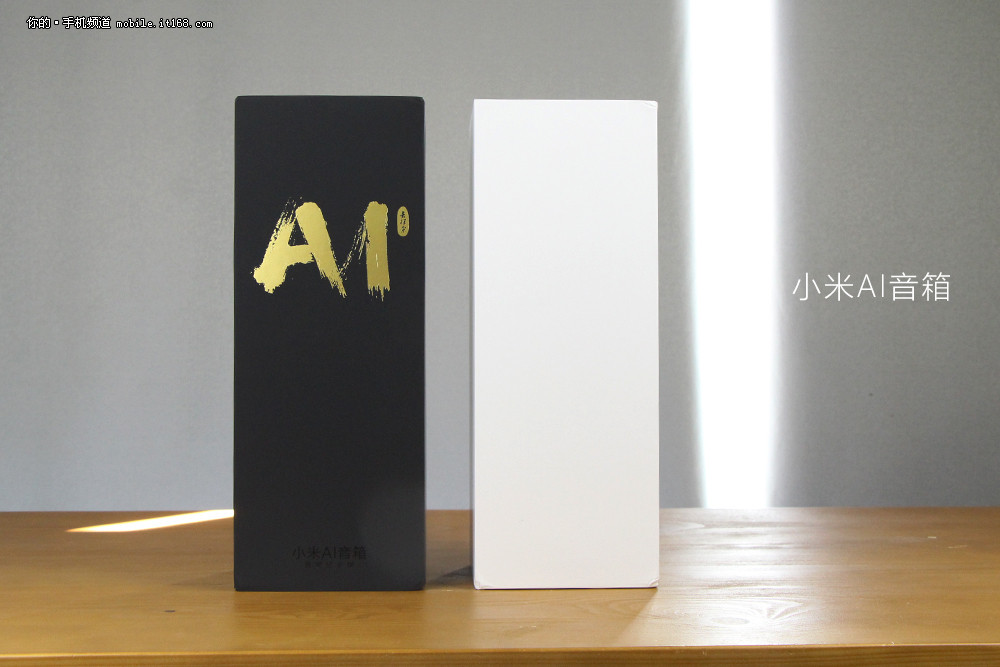 包装上,小米ai音箱在最外有一层黑色纸皮包装,包装侧面印有"你的智能
