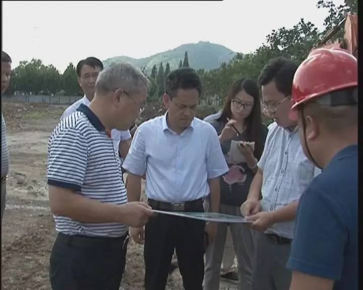 夏群山周晓飞调研口袋公园建设项目