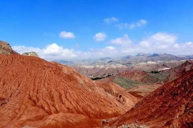 红旗乡山环水绕,洮河流经乡境25公里,经毛龙峡汇入黄河;境内有吧咪山