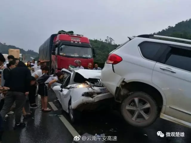 昆石昆楚昆玉昆武相继发生交通事故昆石高速5人现场死亡