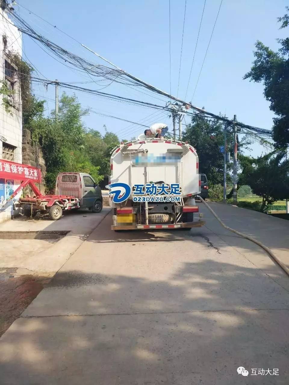 昨(8月22日)大足季家镇曙光村来了一洒水车,为当地村民送来饮用水