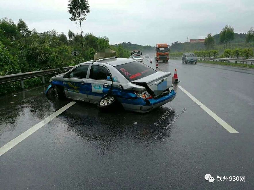 今天钦州这个路段因雨天路滑发生多起车祸下雨天务必注意出行安全