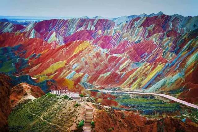 宛如金黄的大海 04 张掖丹霞地貌是国内唯一的丹霞地貌与彩色丘陵景观