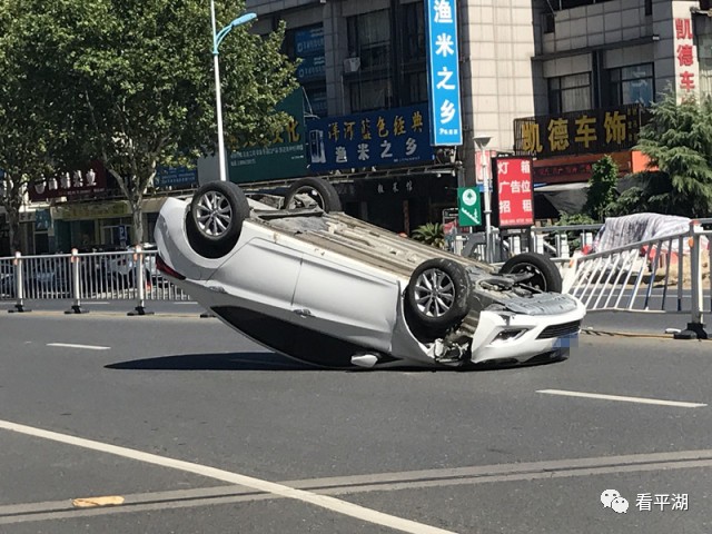 今早碧水云天附近车祸太吓人,车子撞护栏后四脚朝天.