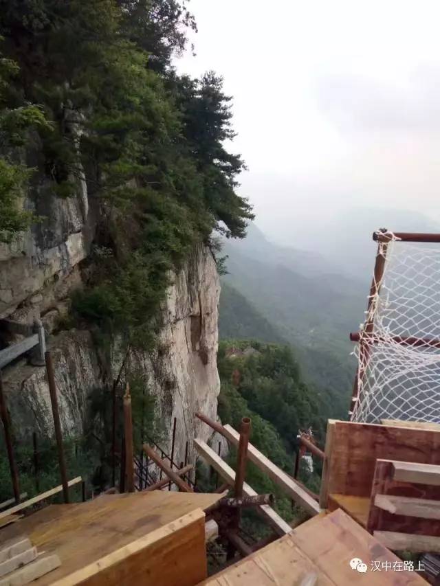 太刺激了汉中天台山在建150米玻璃栈道