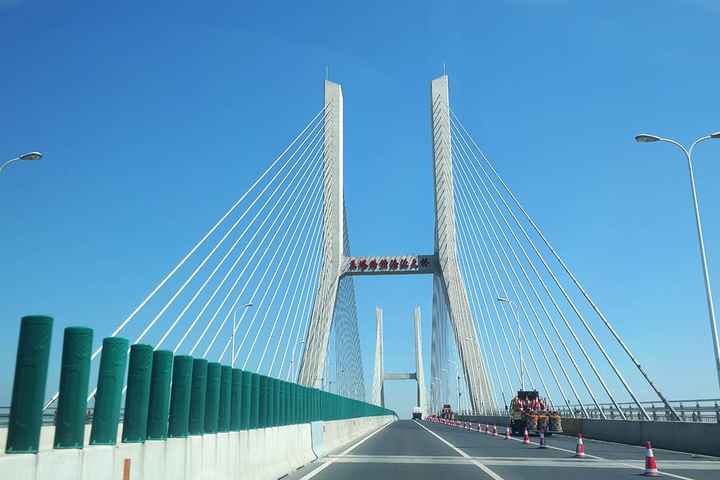 辰塔路横潦泾大桥建设工程于2012年开工,在2015年12月30日15时正式