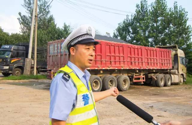 22日晚,丰县公安局交通警察大队梁寨中队民警在梁寨镇观光路梁寨街段