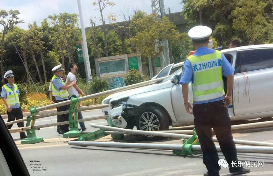 长乐漳港发生车祸:护栏钢管穿透小车 男司机身上都是血.