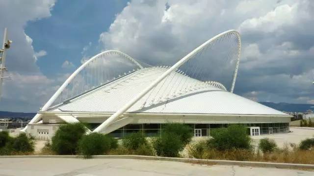 2004年雅典奥运会主场馆 以拜占庭建筑为设计灵感 融合爱琴海的穹顶