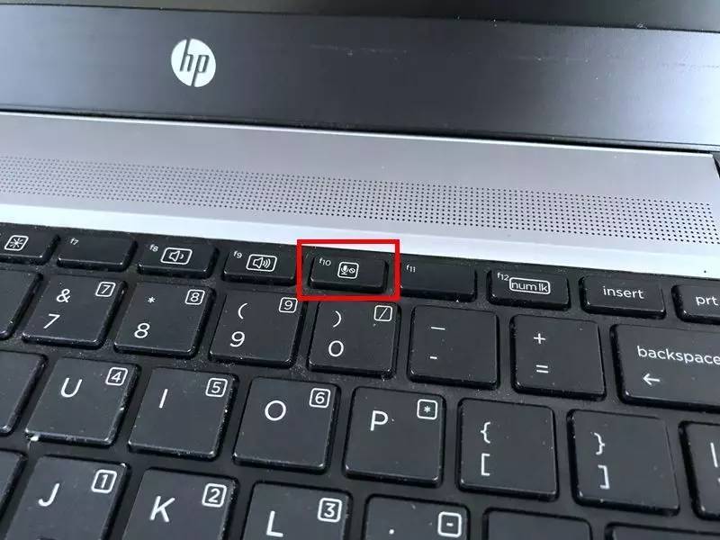 点击电源键打开电脑,在"hp"logo出现时点按 f10键"召唤"bios设置界面.