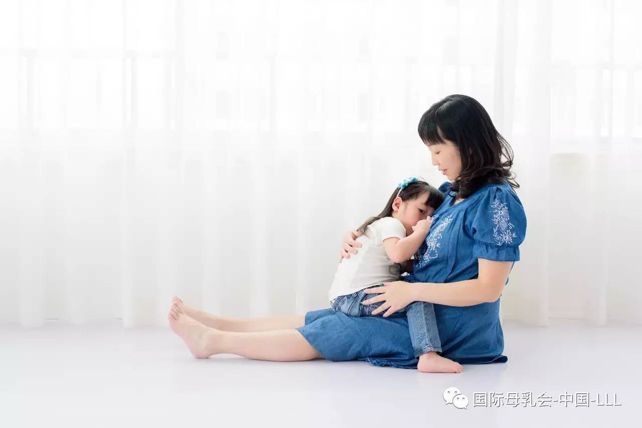 母亲母乳喂养她的新生婴儿窗口旁边。 母亲乳房的牛奶对宝宝来说是一种天然药物。 母亲节结合理念与新生婴儿护理。库存照片628630097 | Shutterstock