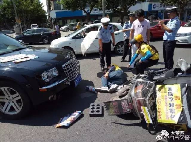 胜利南路发生一起车祸,一辆川a小车撞翻西昌外卖小哥