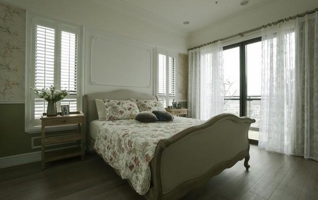 双面采光的主卧空间,床头主墙以对称白色木百叶窗呈现,为空间增色不少