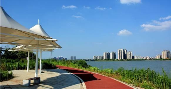 金银湖水利风景区位于武汉市汉口东西湖区,依托金银湖浩大的湖面兴建