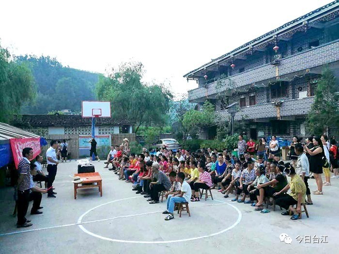 激励子女读书助力脱贫攻坚老屯乡长滩村2017年度高考优秀学生表彰奖励