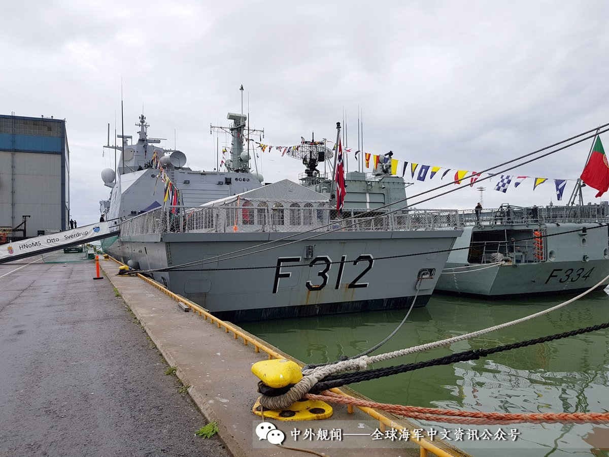 休特菲尔德级重型防空护卫舰参与演习德国海军704型给油舰勒恩号(fgs