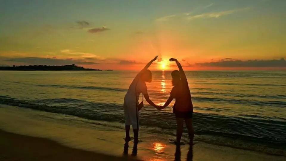 这个七夕,最浪漫的事就是牵手漫步海边,踩着细软的沙滩看夕阳染红