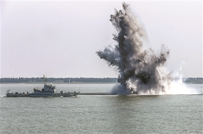 东海舰队舰艇编队实兵实弹"闯雷区"