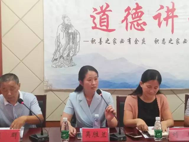 吴胜兰,付童及公司负责人向全体老师讲解了整个油画产业园的大致情况