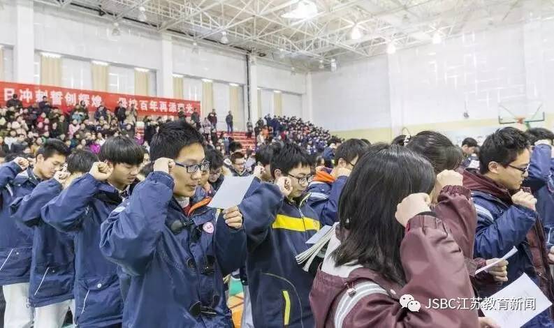 雨花台高级中学这套怎么那么像小编上小学时穿的校服?