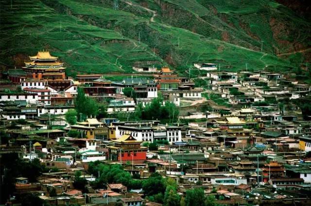 黄南州府所在地同仁县隆务镇,藏语称作热贡,意为梦想成真流金溢彩的