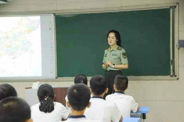 防空兵学院副主任讲师申倩中校来七中讲课