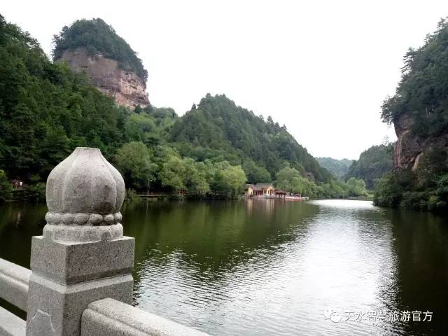 地址:甘肃省天水市麦积区泉湖路2号麦积山风景区内 交通 1,市内乘坐