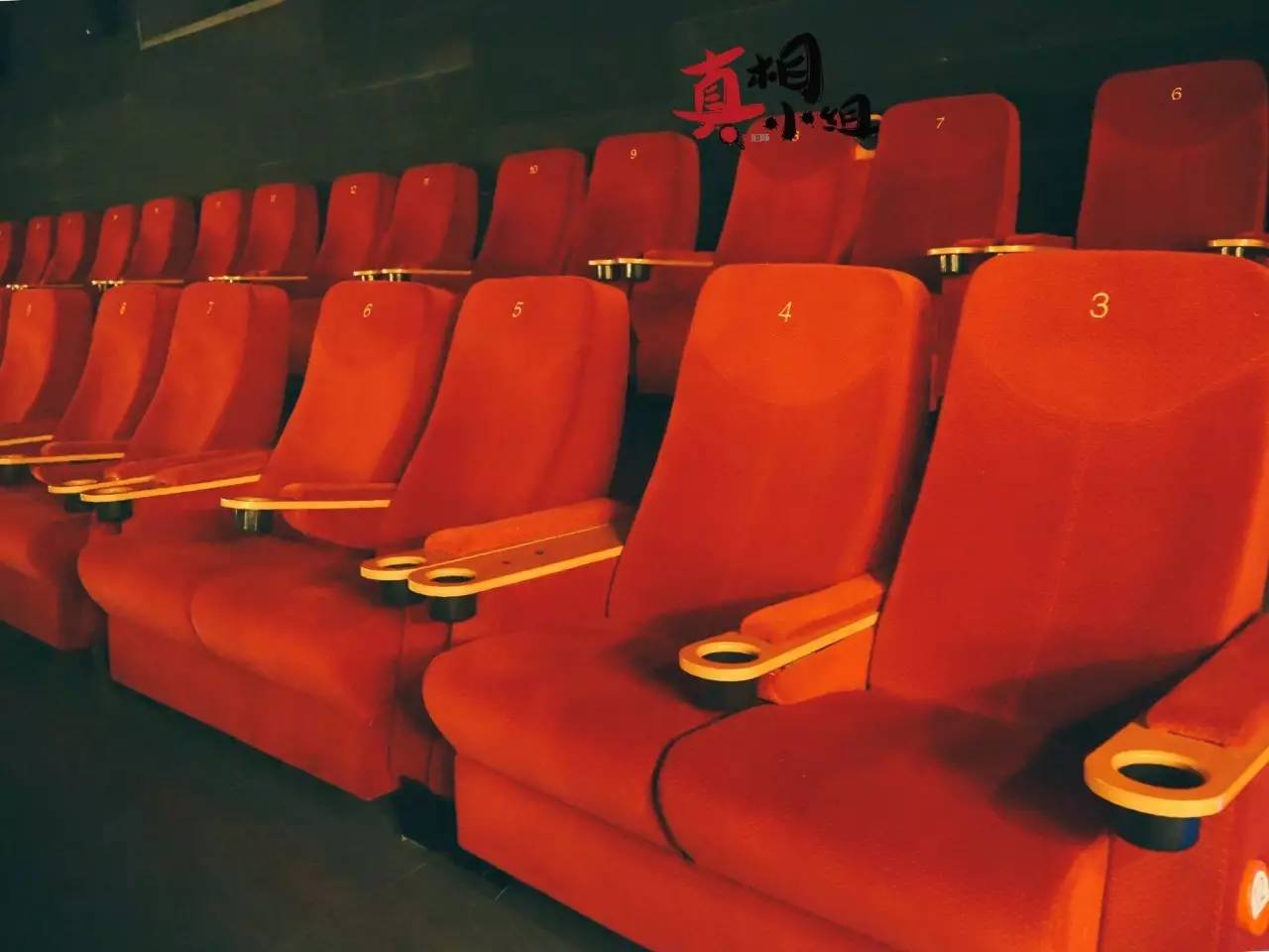 电影院里的情侣座都是最后几排，那看电影的时候舒不舒服？_百度知道