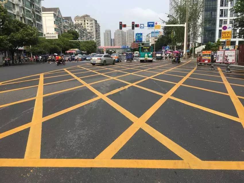 黄色网格线    道路交通信号包括交通信号灯,交通标志,交通标线