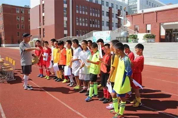 广州恒大足球学校来通辽市选拔足球小将