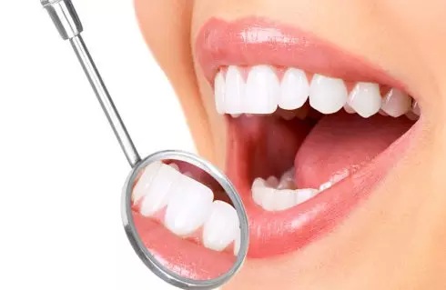 牙齿表面如下颌前牙舌面,上颌后牙颊面,牙颈部以及口腔粘膜运动不到的