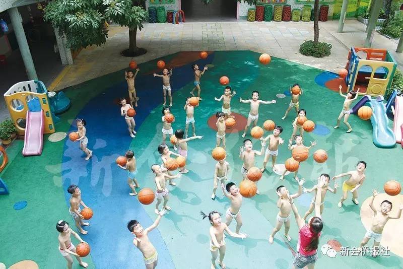 实验幼儿园从1997年开始探索研究"三浴锻炼",有目的,有计划地利用