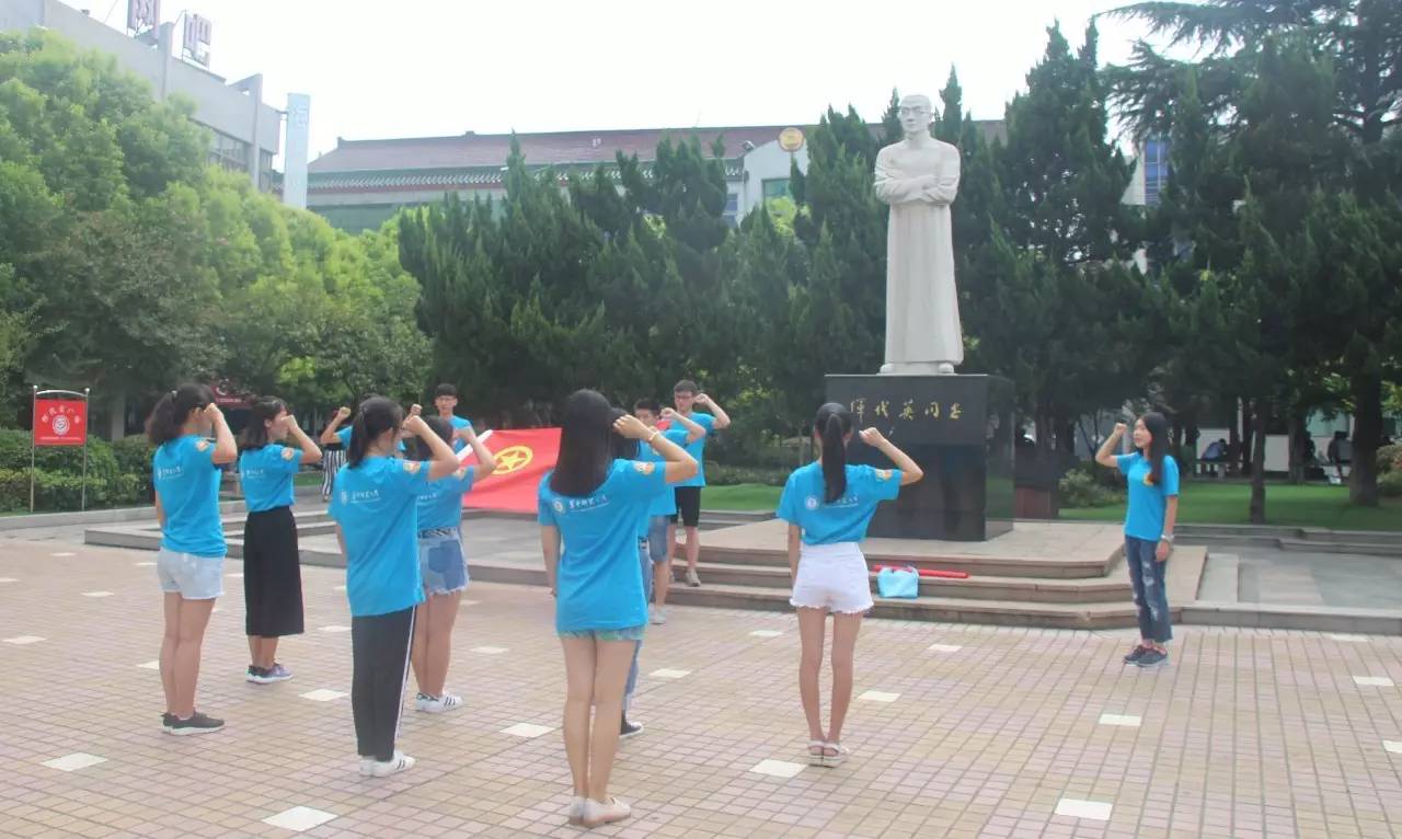 实践图集随后,同学们参观了恽代英纪念馆,了解了恽代英的生平事迹.