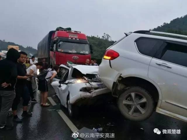 昆石高速发生车祸5人现场死亡昆楚昆玉昆武楚大发生交通事故视频组图