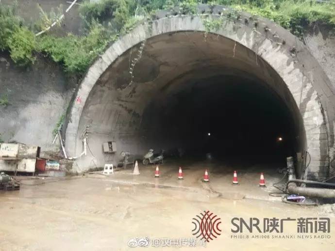 宝汉高速一隧道内发生一起安全事故,一人死亡,两人