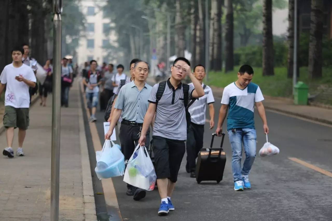 哈师大附中家长送孩子上大学后,朋友圈写了一封信,看