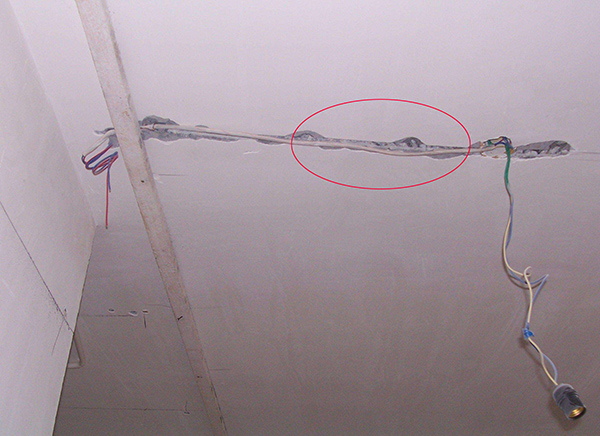 电线走顶两个月就坏了,把墙顶拆了才知道少了这一步!