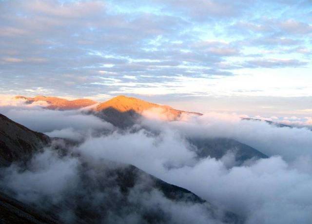 太白山是秦岭山脉主峰,也是中国大陆青藏高原以东第一高峰.