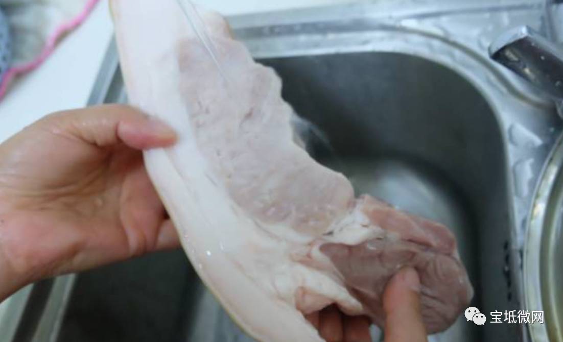 猪肉用水很难洗?加点这个会很干净!