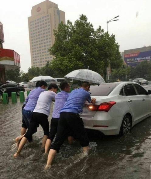 正能量!为这些帮助别人的人鼓掌! 城市内涝等次生灾害.