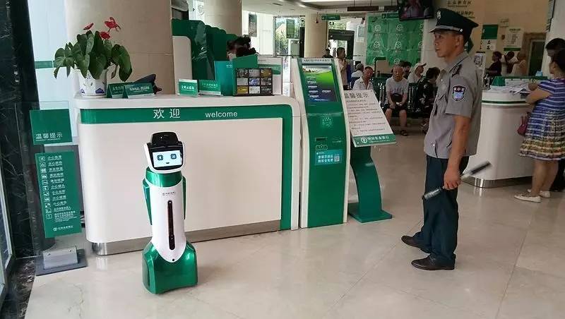 南充市首台智能机器人"堂堂"在农业银行营业厅上岗!