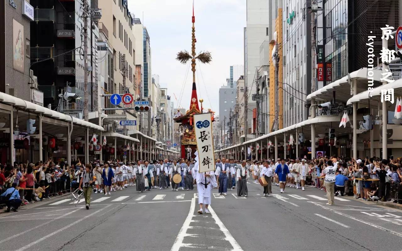 被人群迎接至俗世的神舆子一祇园祭是八坂神社的祭礼,最早出现在一