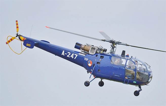 印度海军目前则是使用的是印度仿制的法国云雀iii直升机,图为法国云雀